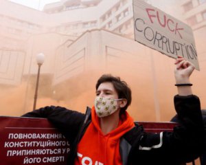 Презервативы, дымовые шашки и скандальные лозунги: Конституционный суд решил загородиться после акции протеста