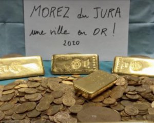 Покупатели заброшенного дома нашли золотые монеты и слитки в банках с вареньем
