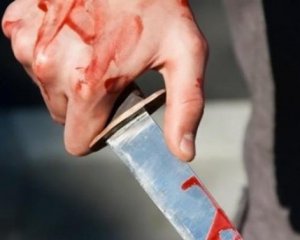 Чоловік вдарив ножем дружину біля відділку поліції і пішов здаватися