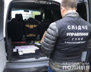 Двух чиновников поймали на взятке в полмиллиона гривен