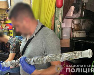 Чоловік і жінка виготовляли та збували наркотики