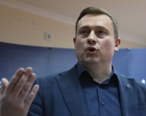 Адвокат Януковича заявляє, що лишається у ДБР