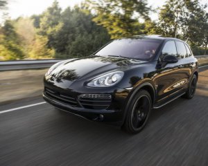 Ганяє узбіччями й зустрічними смугами: водій Porsche порушує ПДР і хизується цим в інтернеті