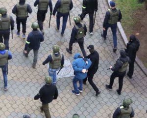 У Мінську силовики затримують учасників маршу і &quot;пакують&quot; в автозаки