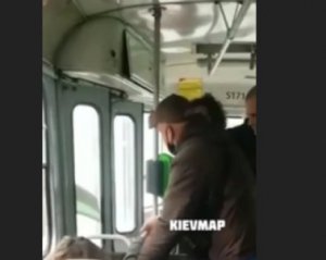 Жінка без маски з боєм намагалася потрапити до трамваю: інцидент потрапив на відео (18+)