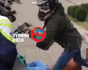 Чоловік вдарив пакетом мотоцикліста-порушника, водій йому помстився