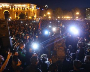 В Армении начались протесты. Демонстранты захватили парламент и избили спикера