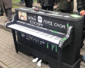 &quot;Ми тебе зробимо&quot; - активісти привезли піаніно для Зеленського