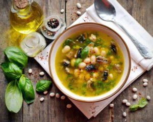 Вкусно и просто: как приготовить суп с фасолью