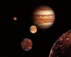 Спутник Юпитера светится в темноте - ученые