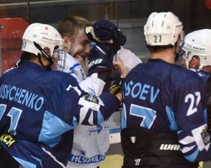 Хокеїсти влаштували бійку під час київського дербі