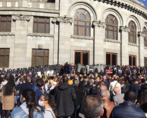 Відставка Пашиняна: у Вірменії скликали позачергове засідання парламенту