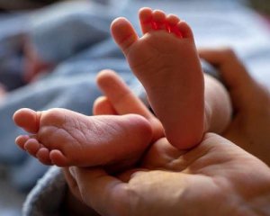 Женщина родила под дверью больницы из-за коронавируса
