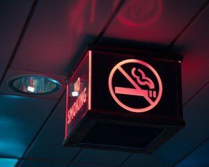 На вулицях заборонили куріння цигарок через спалах коронавірусу