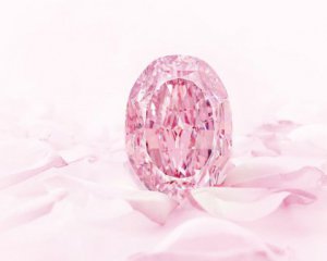 Рідкісний рожевий діамант продали за $26,6 млн