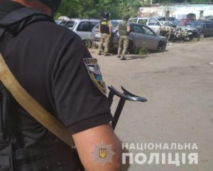 Чоловік погрожує підірвати поліцейських, які прийшли з обшуком