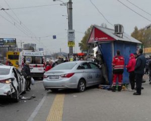 Люди не успели среагировать: видео момента смертельной аварии на остановке в Киеве