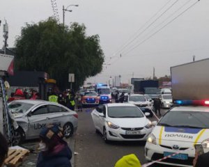 "Догнав" інше авто й полетів на тротуар: нові подробиці та відео смертельної ДТП у Києві