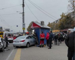 У загиблої на зупинці в Києві жінки залишилося двоє дітей