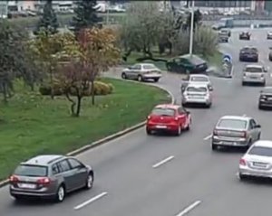 Опасный маневр: в Киеве водитель повернул через 3 полосы, есть травмированные