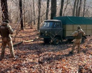 Пограничники задержали грузовик с контрабандной икрой