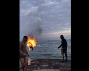 Мужчины поджигали себя и прыгали в море: показали видео опасных развлечений (18+)