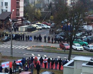 У Мінську автобус силовиків збив демонстранта. Відео