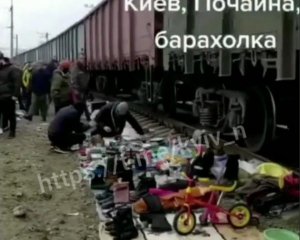 Торгуют под колесами поездов: опасная барахолка в Киеве шокировала сеть