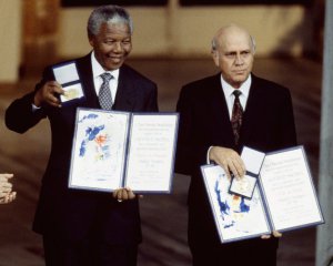 За отмену апартеида дали Нобелевскую премию мира
