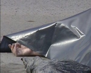 "Була вся закривавлена і ще тепла" - доньки знайшли вбиту матір край дороги