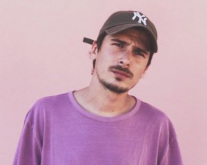 Проиграл спор: Позитив показал голые ягодицы в эфире