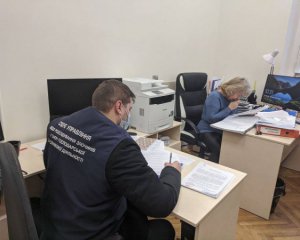 Правоохранители обыскивают Музей Революции достоинства