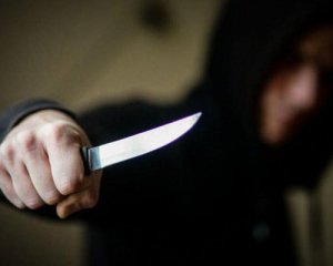 Неадекват з ножем на очах у перехожих напав на хлопця