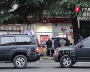 У центрі Тбілісі чоловік зі зброєю захопив заручників