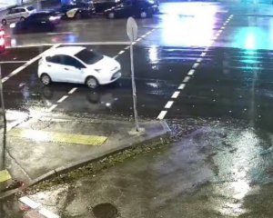 В столице автомобиль сам выехал со стоянки и стал причиной ДТП