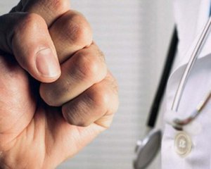 Пацієнт побив сімейну лікарку, яка відмовила в підписанні декларації