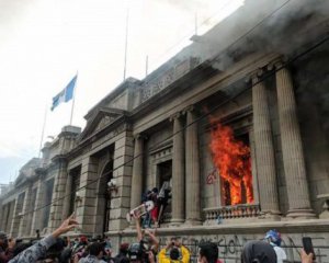 В Гватемале протестующие подожгли здание парламента