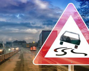 Виїхав на зустрічну і зніс зупинку: у Києві сталась ДТП