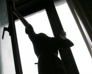 Дитина випала з четвертого поверху, встала і пішла додому