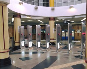 У київському метро встановили величезні турнікети