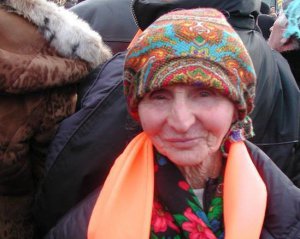 Россияне били прикладом 82-летнюю Веджие Кашку