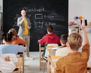 В МОН обещают педагогам повышение зарплат