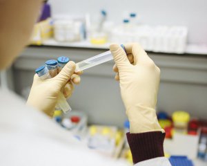 Цены завышены в десятки раз: сколько на самом деле стоит тест на коронавирус