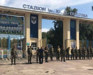 Керівника стадіону "Десни" побили й вкинули в сміттєвий бак
