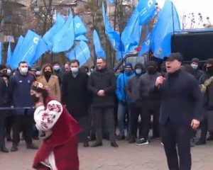 ОПЗЖ тягали мотузкою дівчину у вишиванці і вінку. В мережі назвали їх &quot;довбо***ами&quot;