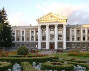Суд арештував Жовтневий палац і санаторій у Конча-Заспі