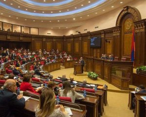 Ситуація у Карабасі: парламент Вірменії відмовився скасувати воєнний стан
