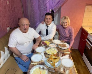 Зеленский заехал на ужин к родителям: фото