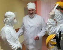 Лукашенко посетил больницу с ковидными больными и пренебрег защитными средствами