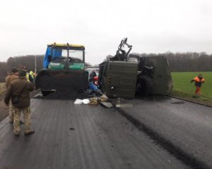 Військова вантажівка збила дорожніх працівників: є загиблі